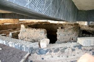 resti della casa di Pietro sotto la moderna Chiesa in ricordo di Pietro Cafarnao, Galilea