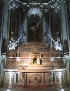 Altare di Santa Comasia e nel tabernacolo l'urna delle ossa Basilica di San Martino a Marina Franca
