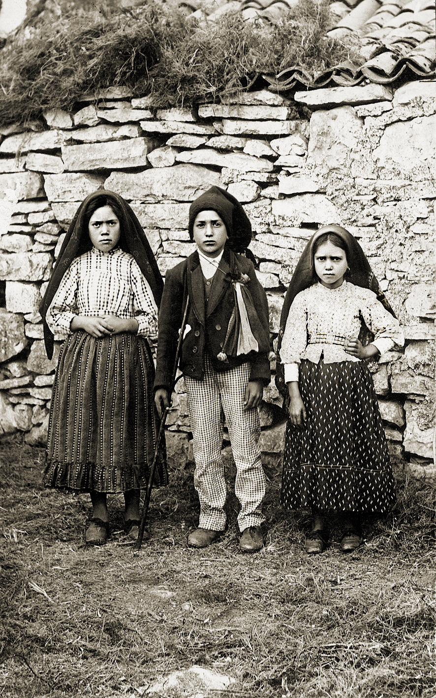 I tre pastorelli nel 1917. Da destra: Giacinta Marto, Francisco Marto e Lucia dos Santos